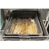 Image 2 : LOT OF 3 ASSORTED SIZE STRAPPED ROASTING PANS