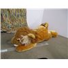 Image 4 : (3) Throw Blankets and a Lion Plush