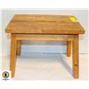 Image 1 : SOLID WOOD LIGHT-WEIGHT FOOTSTOOL WITH