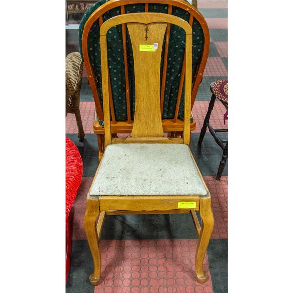 VINTAGE WOODEN CHAIR