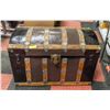 Image 1 : ESTATE VINTAGE/ANTIQUE CHEST H-24" W-19" L-35.5"