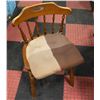 Image 2 : OVAL DINNING TABLE WITH LEAF AND 5 CHAIRS