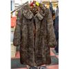 Image 1 : ESTATE MINK HAT & MUSKRAT FUR COAT SIZE
