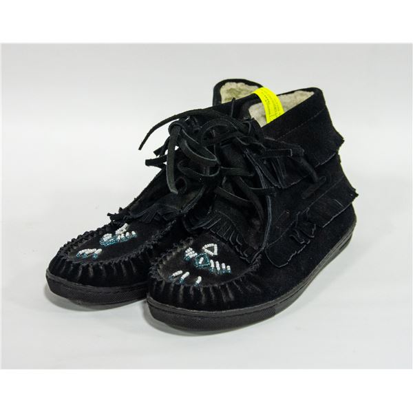 SIZE 7.5 GRIZZLEEZ MUKLUK BOOTS- ESTATE