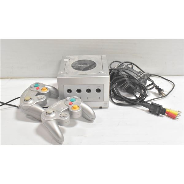 NINTENDO GAME CUBE WITH CONTROLLERS