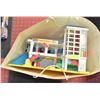 Image 1 : VINTAGE FISHER PRICE GARAGE WITH LOTS OF