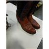 Image 3 : PAIR OF SIZE 10.5 RODEO COWBOY BOOTS AND TABLE LAMP