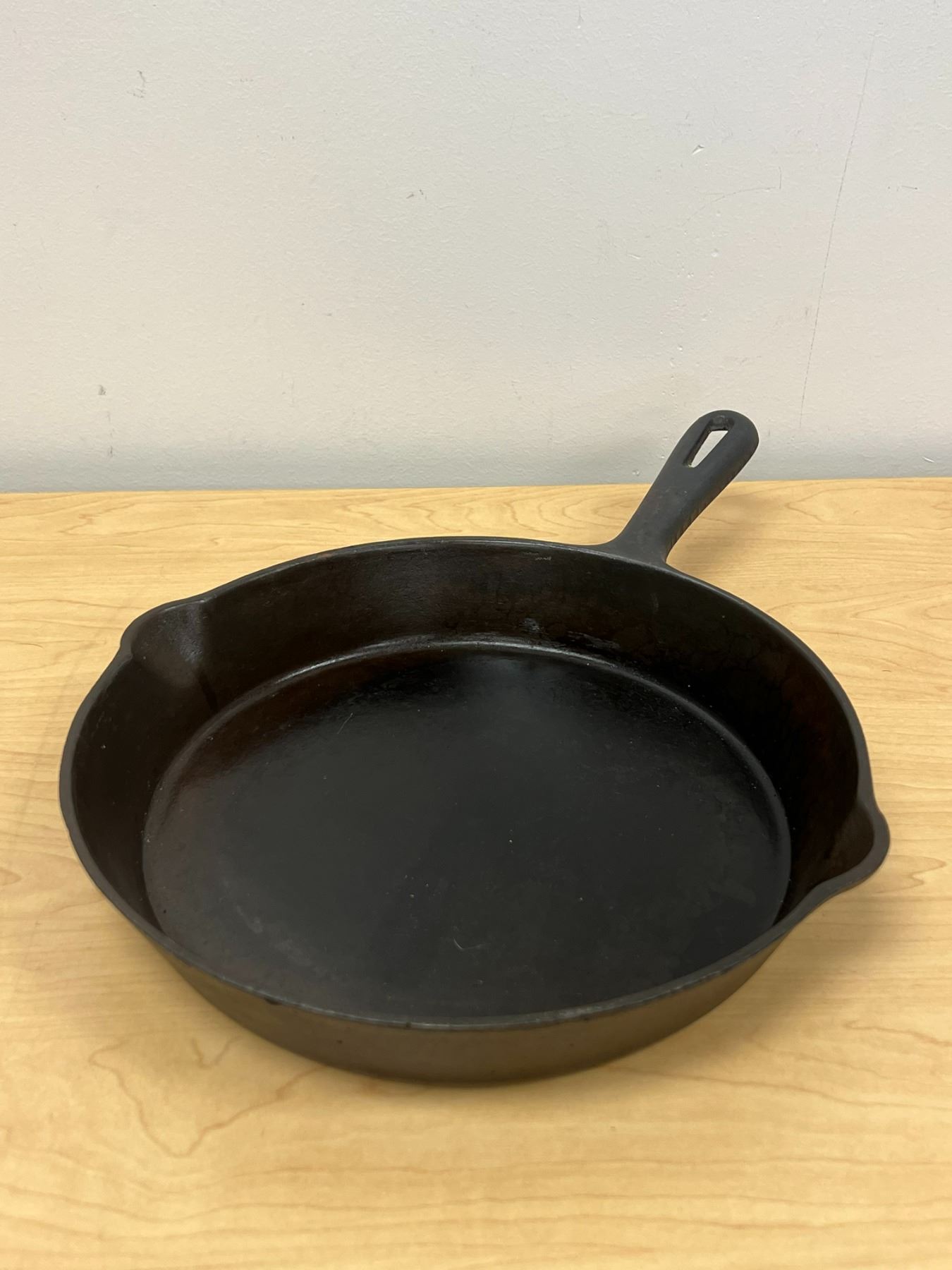 GSW Canada Cast Iron Skillet Frying Pan 10.5" NICE