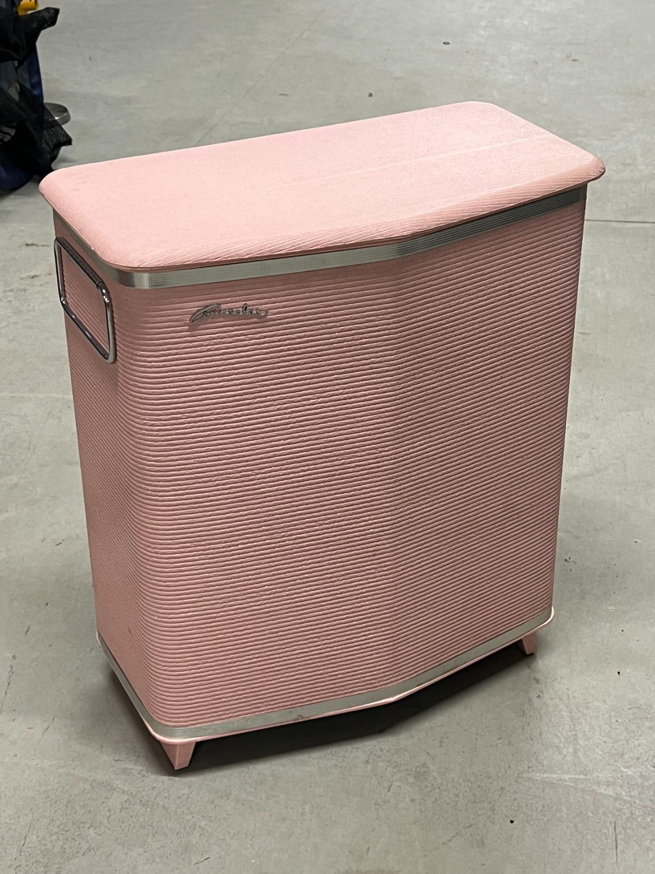 Vintage Pink Laundry Hamper / Basket (nice condition) Approx 21.5x12