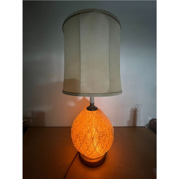 Vintage Plastic Spun  Spaghetti  Table Lamp - Works (approx: 14  tall) shade is rough