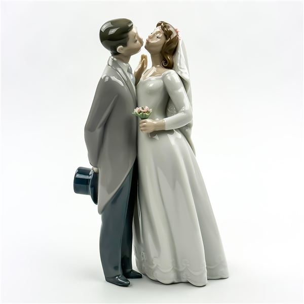 LLADRO BRIDE & GROOM - A KISS TO REMEMBER #6620