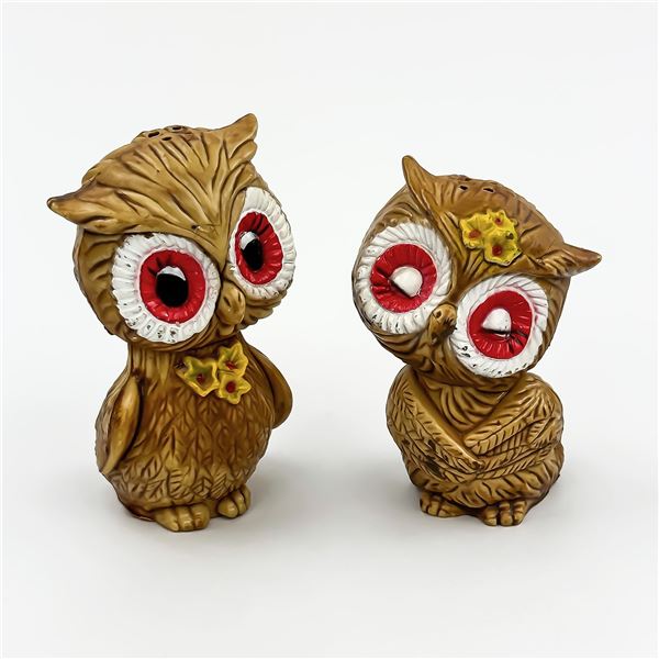 PAIR OF VINTAGE KITSCHY OWL SALT & PEPPER SHAKERS