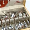 Image 3 : 1847 ROGER BROS SILVERPLATE FLATWARE 65PC DAFFODIL