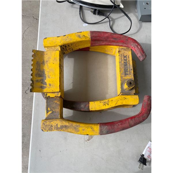 Trailer tire boot lock no key