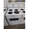Image 1 : Frigidaire Apartment Sized Stove