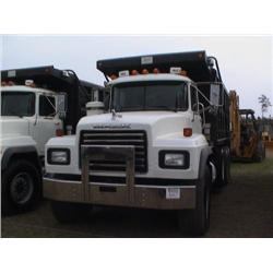 2001 MACK RD688S TRI-AXLE DUMP, S/N M055903 E