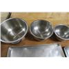 Image 2 : baking sheets, mixing bowls and steamer tray