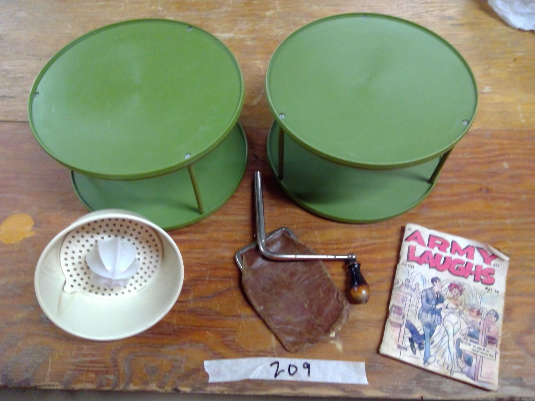 Comic Turntable 2 matching turntables, juicer, crank, comic and purse - Schmalz Auctions