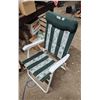 Image 2 : Green and white lawn chair, good condition