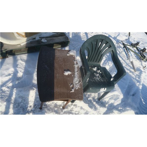 2 plastic chairs and side table