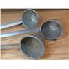 Image 2 : 3 Aluminum measuring ladles + 3 tin cups