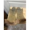 Image 4 : Beaver trimmed mens mitts