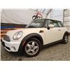 Image 1 : C6C --  2010 MINI COOPER, White, 136250 KM
