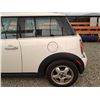 Image 52 : B3 --  2010 MINI COOPER, White, 136250 KM