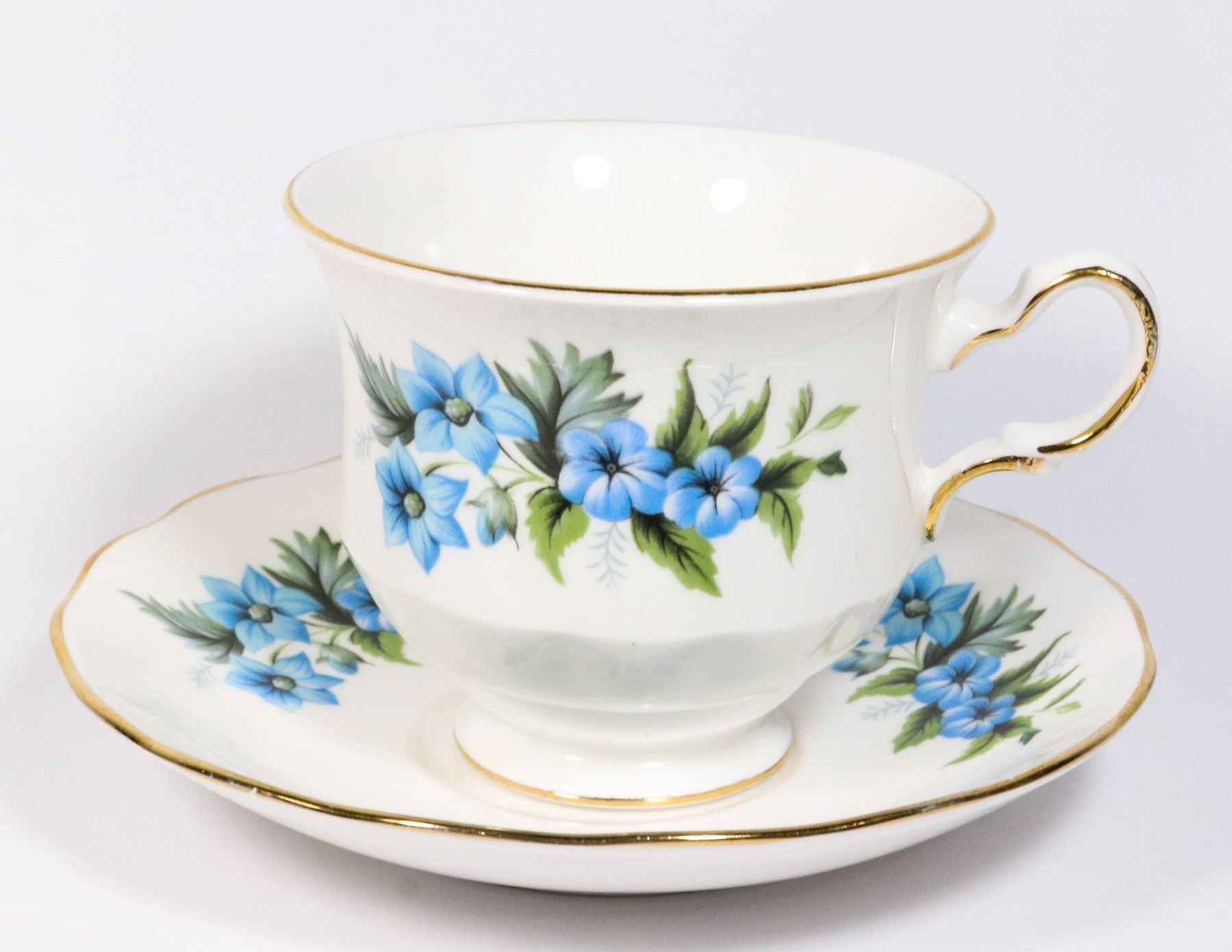 QUEEN ANNE PATTERN #8565 TEACUP AND SAUCER