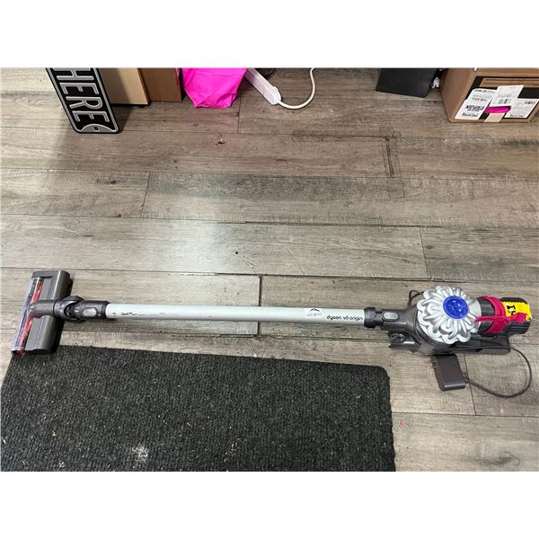 Lot of 1 Dyson Stick Vacuum w/ Battery (*Used)