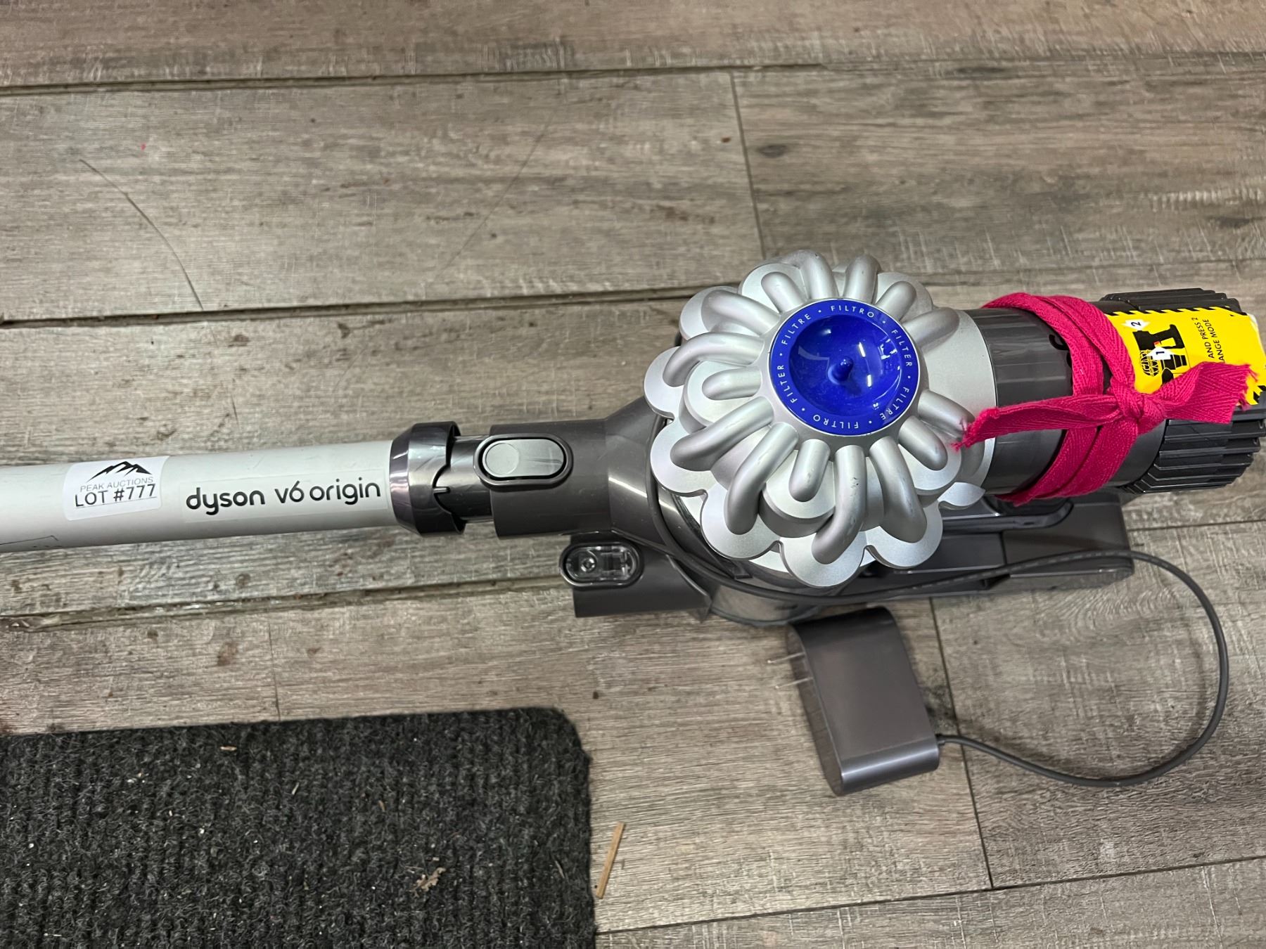 Lot of 1 Dyson Stick Vacuum w/ Battery (*Used)