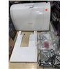 Image 1 : SINGER | 9960 Sewing & Quilting Machine With Accessory Kit, Extension Table - 600 Stitches & Electro