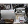 Image 2 : SINGER | 9960 Sewing & Quilting Machine With Accessory Kit, Extension Table - 600 Stitches & Electro