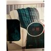 Image 3 : Brookstone Heated Throw - Lot of 2
