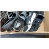 Image 5 : LOT OF SHOES 5 AND 6 AND WOOD CANDA DRY CRATE