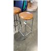 Image 2 : 2 STOOLS