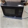 Image 1 : INSIGNIA 0.9 CU. FT. MICROWAVE - TESTED WORKING, NO PLATE - RETAIL $149