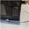 Image 2 : INSIGNIA 0.9 CU. FT. MICROWAVE - TESTED WORKING, NO PLATE - RETAIL $149
