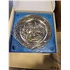 Image 2 : 7 BRADFORD EXCHANGE COLLECTOR PLATES AND BOX OF VINTAGE GLASS JARS
