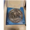 Image 4 : 7 BRADFORD EXCHANGE COLLECTOR PLATES AND BOX OF VINTAGE GLASS JARS