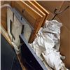 Image 4 : BOX OF FRAMES AND HOME DCOR
