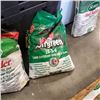 Image 4 : 3 BAGS OF LAWN FOOD, SCOTTS TURF BUILDER AND CIL GOLFGREEN