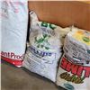 Image 1 : 4 BAGS OF PLANT PROD, WEED AND FEED, RICHARDSON SEED AND LIME