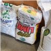 Image 5 : 4 BAGS OF PLANT PROD, WEED AND FEED, RICHARDSON SEED AND LIME
