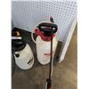 Image 4 : 2 PUMP SPRAYERS