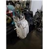 Image 4 : 2 GOLF BAGS WITH BOTH RIGHT AND LEFT HANDED CLUBS AND 3 CARTS