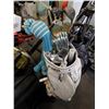 Image 5 : 2 GOLF BAGS WITH BOTH RIGHT AND LEFT HANDED CLUBS AND 3 CARTS