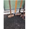 Image 2 : 2 SLEDGE HAMMERS, 2 SPLITTING MAULS AND CROWBAR