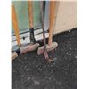 Image 3 : 2 SLEDGE HAMMERS, 2 SPLITTING MAULS AND CROWBAR
