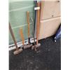 Image 4 : 2 SLEDGE HAMMERS, 2 SPLITTING MAULS AND CROWBAR